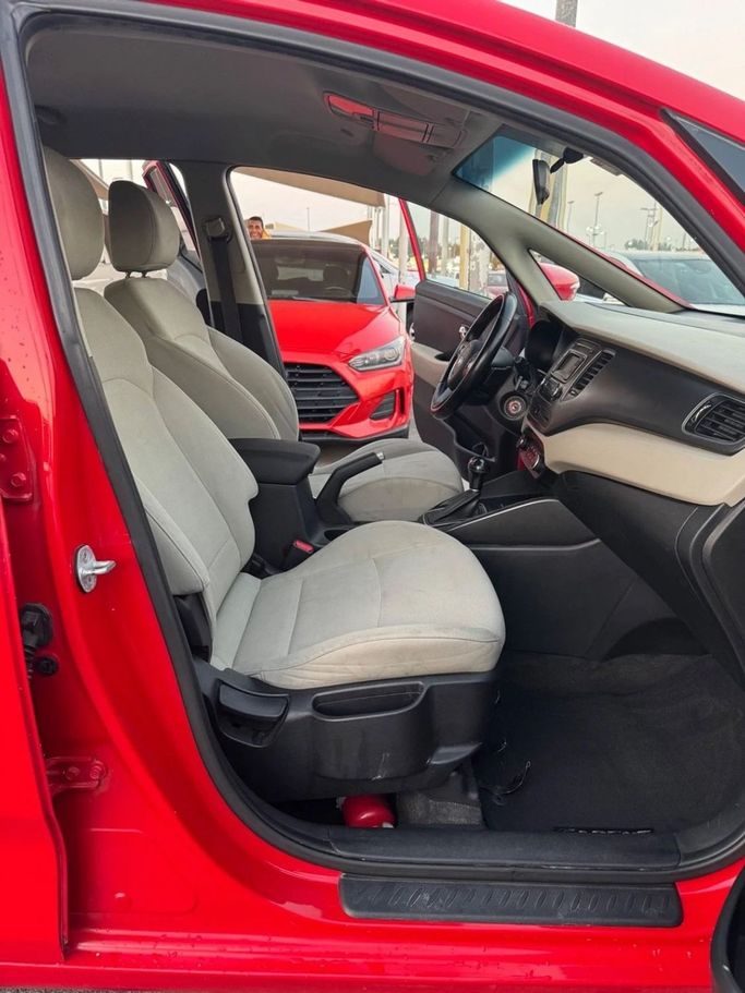 Подержанный Kia Carens III (RP), 2.0 л, 2014 в Шардже от Titanium Used Cars Красный цвет. GCC | AUTO.AE