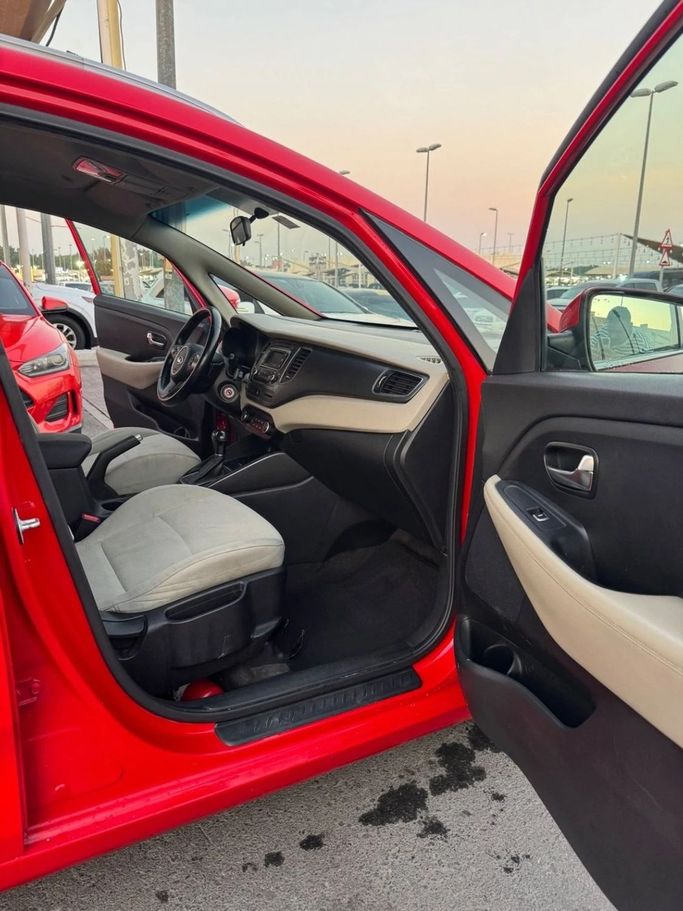 Подержанный Kia Carens III (RP), 2.0 л, 2014 в Шардже от Titanium Used Cars Красный цвет. GCC | AUTO.AE