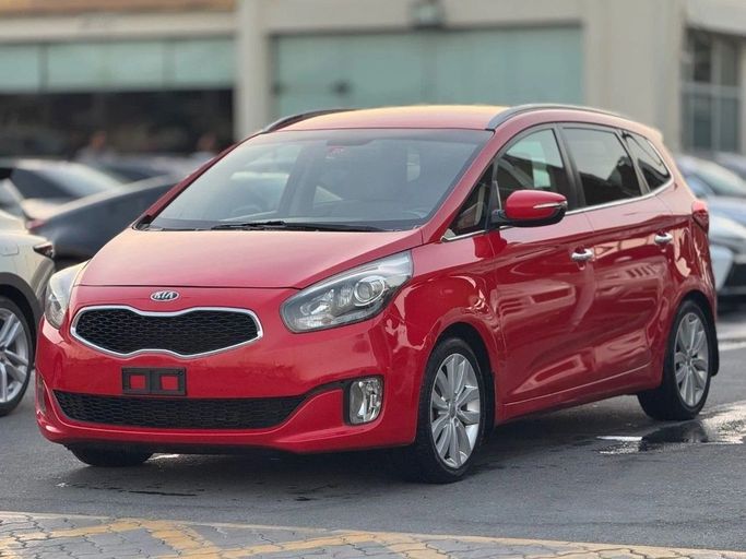 Подержанный Kia Carens III (RP), 2.0 л, 2014 в Шардже от Titanium Used Cars Красный цвет. GCC | AUTO.AE
