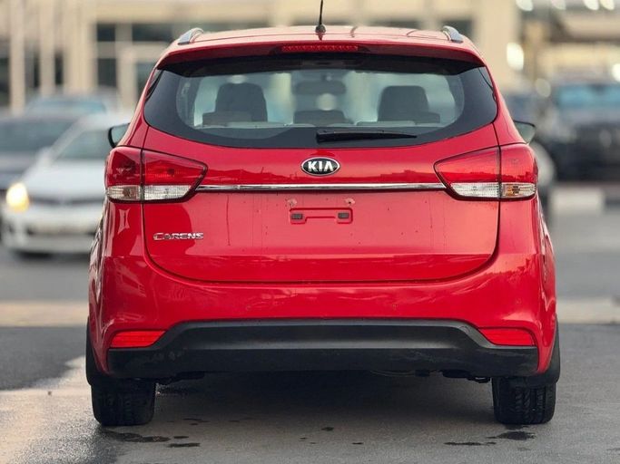 Подержанный Kia Carens III (RP), 2.0 л, 2014 в Шардже от Titanium Used Cars Красный цвет. GCC | AUTO.AE