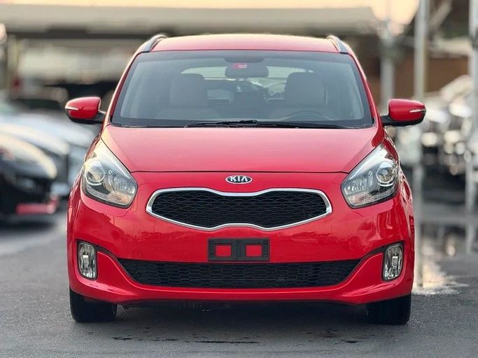 Подержанный Kia Carens III (RP), 2.0 л, 2014 в Шардже от Taj Al Impratoor Used Cars Красный цвет. GCC | AUTO.AE