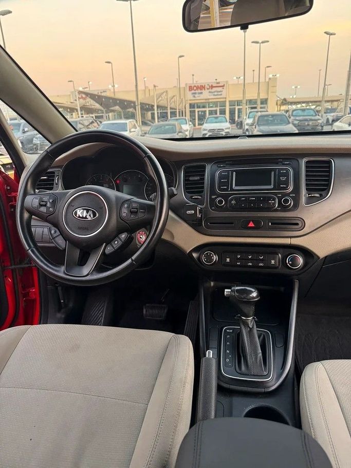 Подержанный Kia Carens III (RP), 2.0 л, 2014 в Шардже от Taj Al Impratoor Used Cars Красный цвет. GCC | AUTO.AE