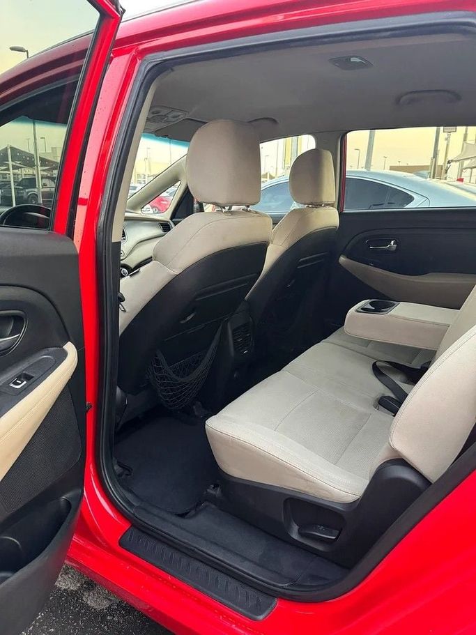 Подержанный Kia Carens III (RP), 2.0 л, 2014 в Шардже от Taj Al Impratoor Used Cars Красный цвет. GCC | AUTO.AE