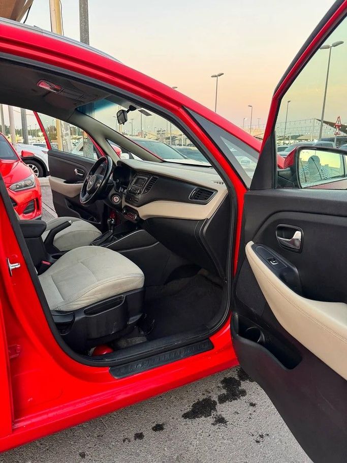 Подержанный Kia Carens III (RP), 2.0 л, 2014 в Шардже от Taj Al Impratoor Used Cars Красный цвет. GCC | AUTO.AE