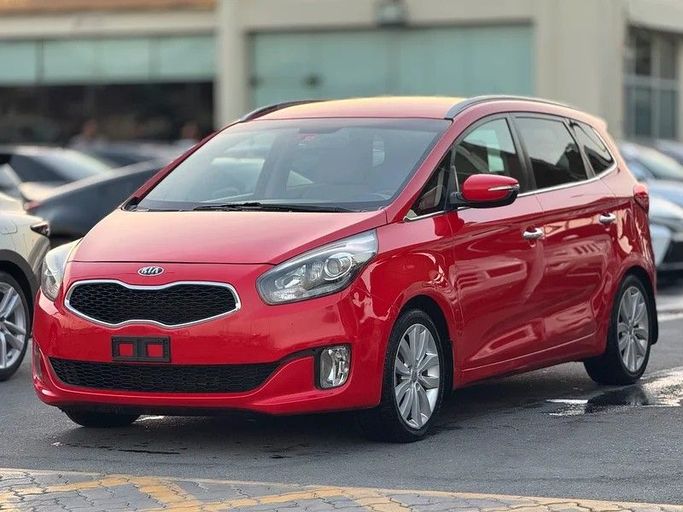 Подержанный Kia Carens III (RP), 2.0 л, 2014 в Шардже от Taj Al Impratoor Used Cars Красный цвет. GCC | AUTO.AE