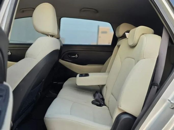 Подержанный Kia Carens III (RP), 2.0 л, 2017 в Шардже от Al Sayed Ezzat Khamis Серебристый цвет. Other | AUTO.AE