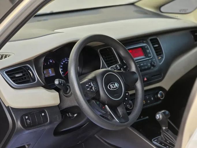 Подержанный Kia Carens III (RP), 2.0 л, 2017 в Шардже от Al Sayed Ezzat Khamis Серебристый цвет. Other | AUTO.AE