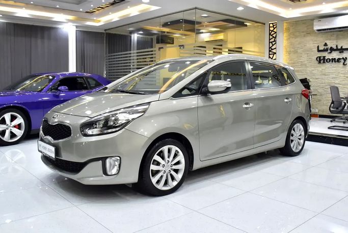 مستعملة Kia Carens III (RP), 1.6 l, 2017 في في الإمارات, الشارقة من Honey Jidosha Used Cars Tr.، اللون بيج. مواصفات الخليج | AUTO.AE | إعلان #273363