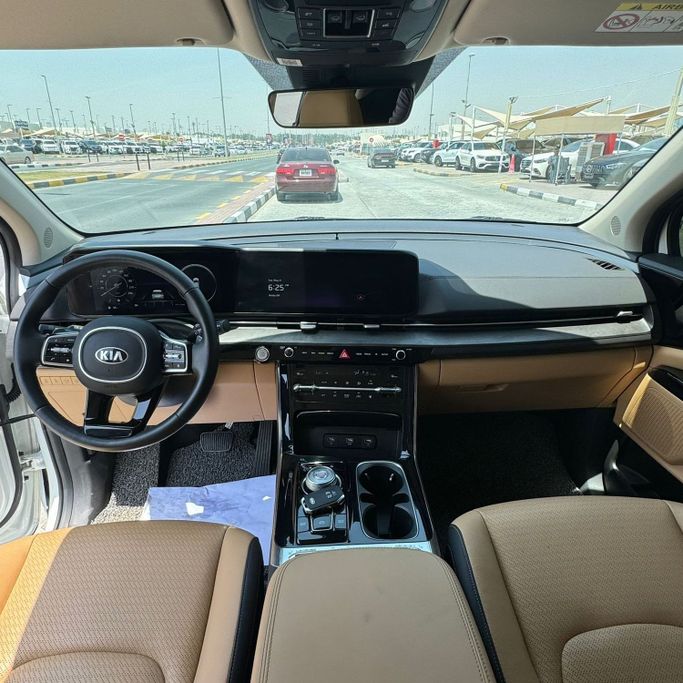 Подержанный Kia Carnival IV, 3.5 л, 2021 в Шардже от Alfaris Used Cars Белый цвет.  | AUTO.AE