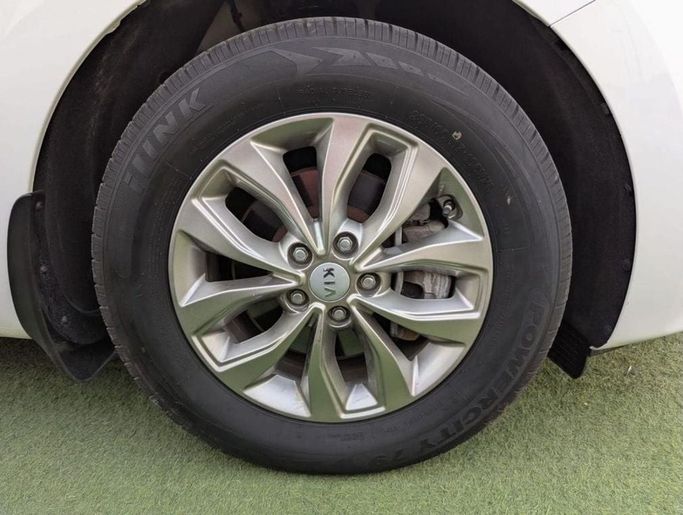 Used Kia Carnival III, 3.3 l, 2020 in Sharjah by Rebou Najd Used Cars, White color. GCC Specs | AUTO.AE