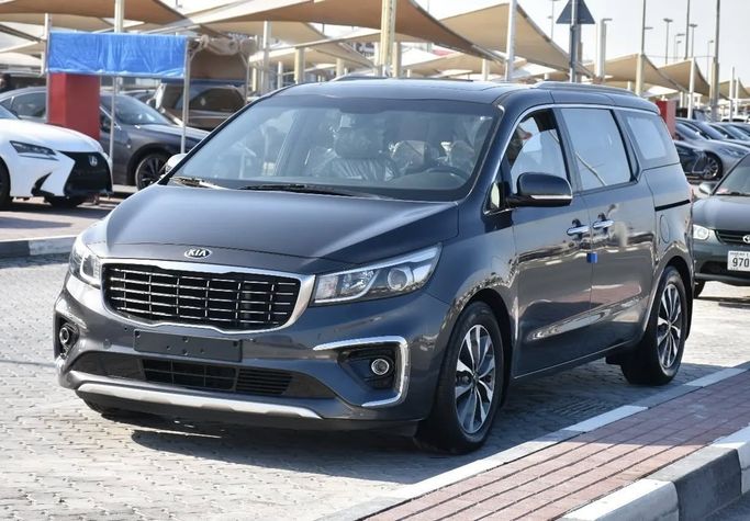 Подержанный Kia Carnival III, 2.2 л, 2020 в Шардже от Alfaris Used Cars Серый цвет. Other | AUTO.AE