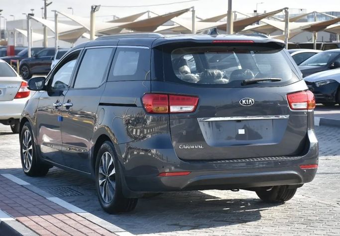 Подержанный Kia Carnival III, 2.2 л, 2020 в Шардже от Alfaris Used Cars Серый цвет. Other | AUTO.AE