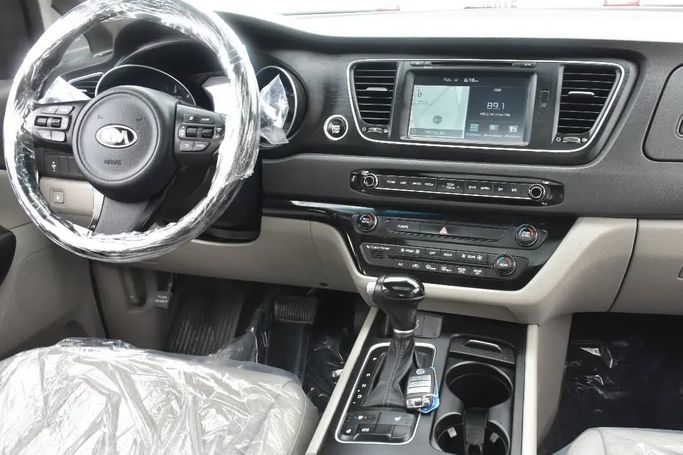 Used Kia Carnival III, 2.2 l, 2020 in Sharjah by Alfaris Used Cars, White color. Other | AUTO.AE