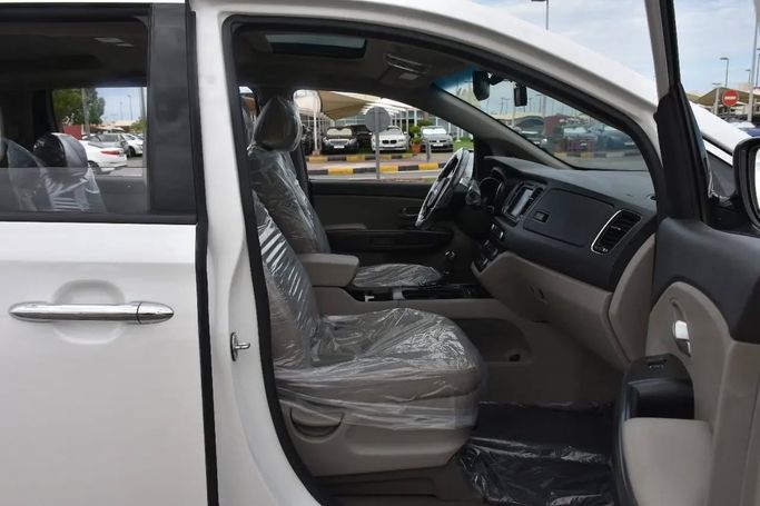 Used Kia Carnival III, 2.2 l, 2020 in Sharjah by Alfaris Used Cars, White color. Other | AUTO.AE
