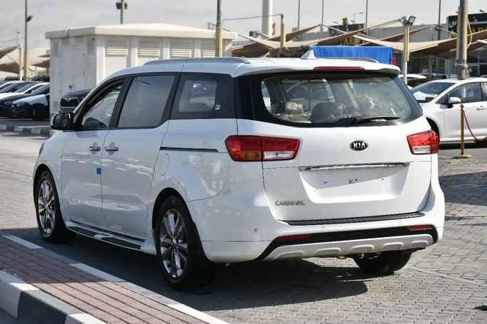 Подержанный Kia Carnival III, 2.2 л, 2020 в Шардже от Alfaris Used Cars Белый цвет. Other | AUTO.AE
