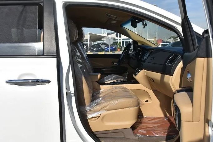 Подержанный Kia Carnival III, 2.2 л, 2020 в Шардже от Alfaris Used Cars Белый цвет. Other | AUTO.AE