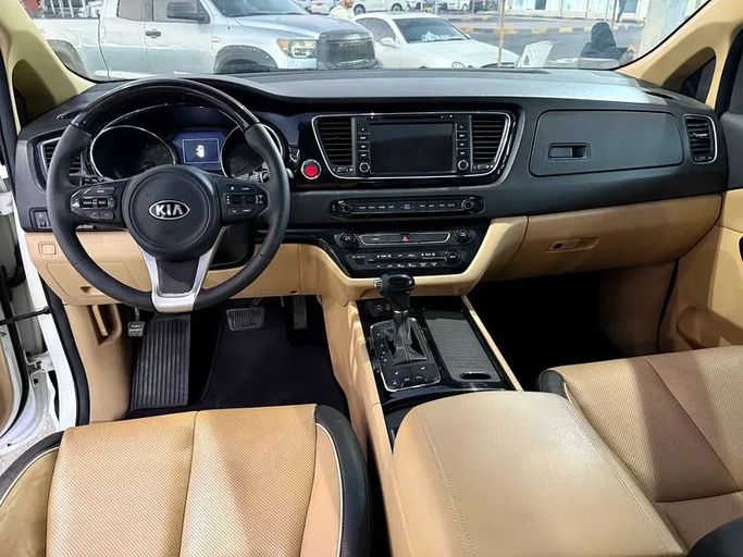 Подержанный Kia Carnival III, 3.3 л, 2016 в Шардже от Hamsat Waad Белый цвет. GCC | AUTO.AE
