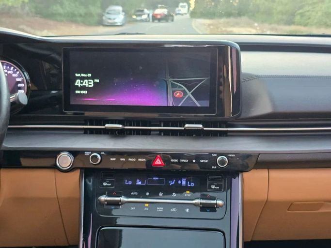 Подержанный Kia Carnival IV, 2.2 л, 2021 в Шардже от Al Jana Used Cars Черный цвет. Корейская | AUTO.AE