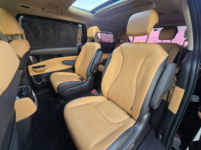 Подержанный Kia Carnival IV, 2.2 л, 2021 в Шардже от Al Jana Used Cars Черный цвет. Корейская | AUTO.AE