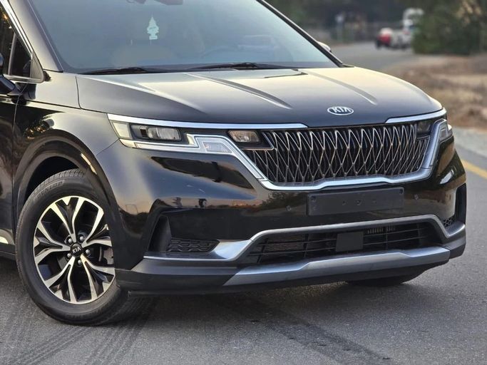 Подержанный Kia Carnival IV, 2.2 л, 2021 в Шардже от Al Jana Used Cars Черный цвет. Корейская | AUTO.AE