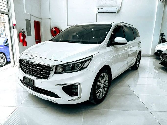 Подержанный Kia Carnival III, 3.3 л, 2020 в Шардже от Ryno Cars Белый цвет. GCC | AUTO.AE