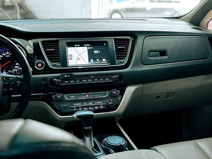 Подержанный Kia Carnival III, 3.3 л, 2020 в Шардже от Ryno Cars Белый цвет. GCC | AUTO.AE