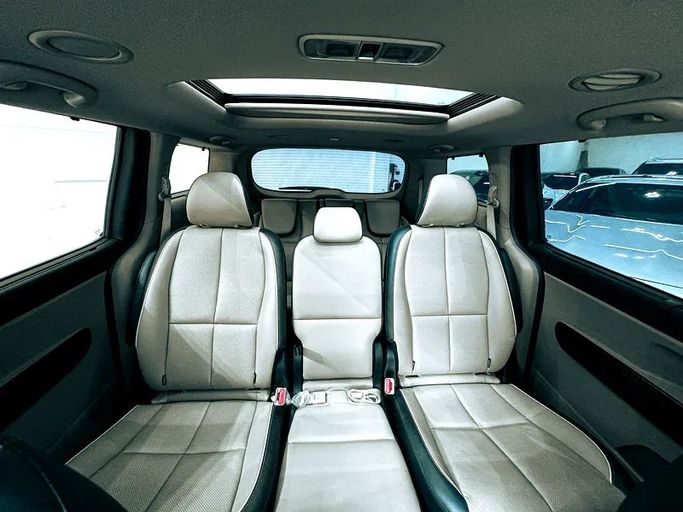 Подержанный Kia Carnival III, 3.3 л, 2020 в Шардже от Ryno Cars Белый цвет. GCC | AUTO.AE