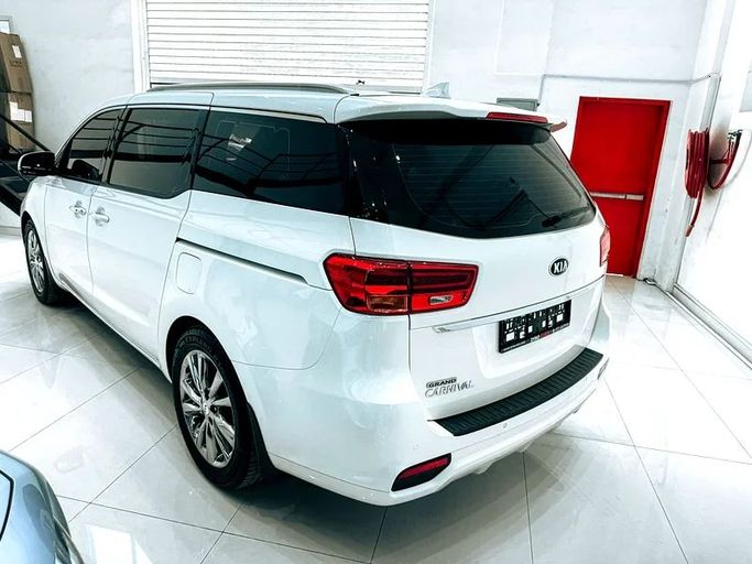 Подержанный Kia Carnival III, 3.3 л, 2020 в Шардже от Ryno Cars Белый цвет. GCC | AUTO.AE