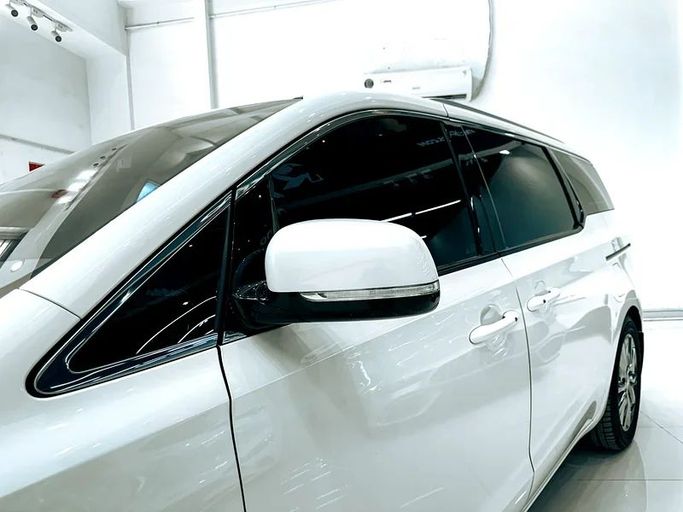 Подержанный Kia Carnival III, 3.3 л, 2020 в Шардже от Ryno Cars Белый цвет. GCC | AUTO.AE