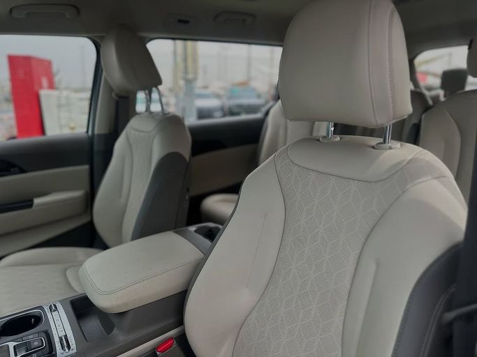 Used Kia Carnival IV, 2.2 l, 2023 in Sharjah by Badar Used Cars, White color.  | AUTO.AE