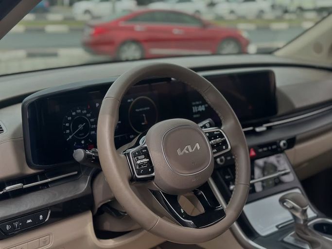 Used Kia Carnival IV, 2.2 l, 2023 in Sharjah by Badar Used Cars, White color.  | AUTO.AE