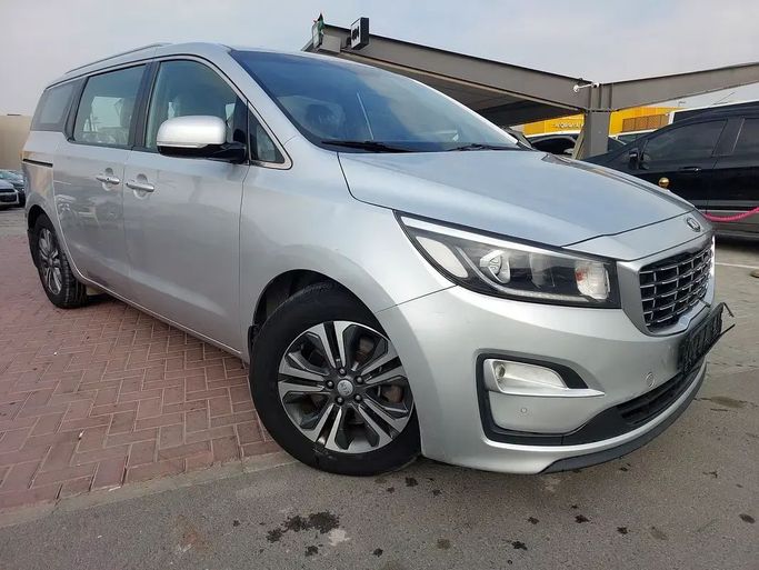Подержанный Kia Carnival III, 3.3 л, 2020 в Шардже от Al Aqsa Used Cars Серебристый цвет. GCC | AUTO.AE