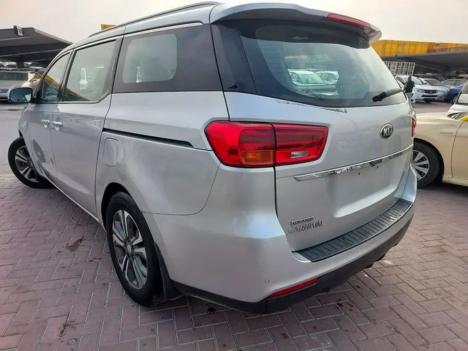 Подержанный Kia Carnival III, 3.3 л, 2020 в Шардже от Al Aqsa Used Cars Серебристый цвет. GCC | AUTO.AE