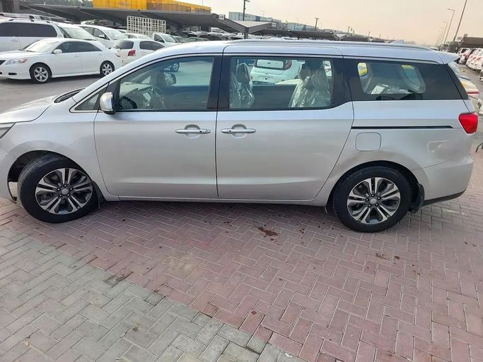 Подержанный Kia Carnival III, 3.3 л, 2020 в Шардже от Al Aqsa Used Cars Серебристый цвет. GCC | AUTO.AE