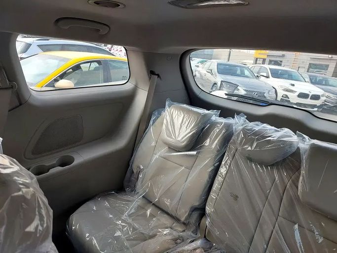 Подержанный Kia Carnival III, 3.3 л, 2020 в Шардже от Al Aqsa Used Cars Серебристый цвет. GCC | AUTO.AE