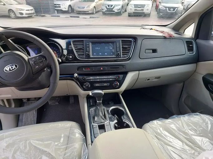 Подержанный Kia Carnival III, 3.3 л, 2020 в Шардже от Al Aqsa Used Cars Серебристый цвет. GCC | AUTO.AE
