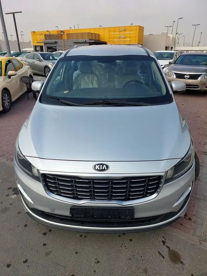 Подержанный Kia Carnival III, 3.3 л, 2020 в Шардже от Al Aqsa Used Cars Серебристый цвет. GCC | AUTO.AE