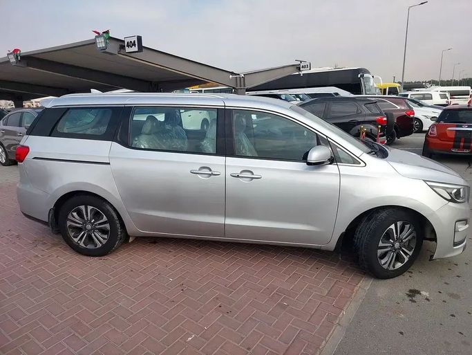 Подержанный Kia Carnival III, 3.3 л, 2020 в Шардже от Al Aqsa Used Cars Серебристый цвет. GCC | AUTO.AE