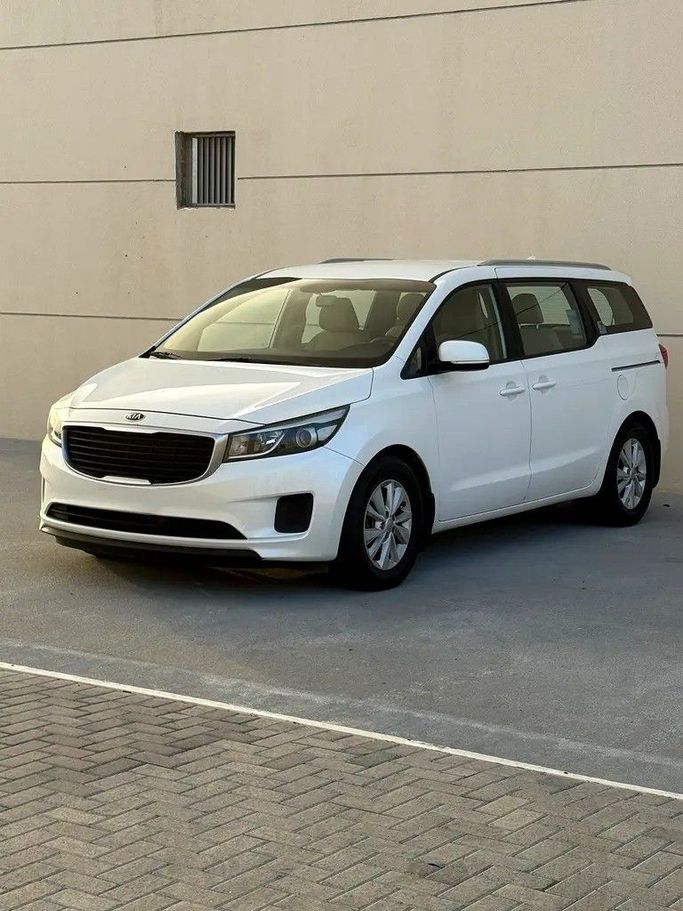 Used Kia Carnival III, 3.3 l, 2018 in Sharjah by Al Jawareh Used Cars, White color. GCC Specs | AUTO.AE