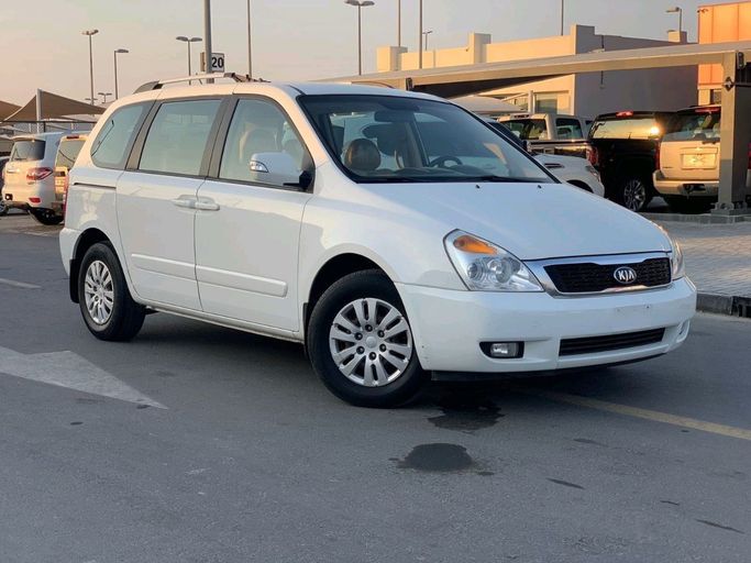 Подержанный Kia Carnival II, 3.8 л, 2014 в Шардже от Al Najem Used Cars Белый цвет. GCC | AUTO.AE
