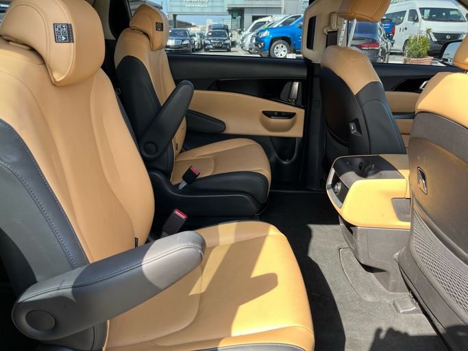 Подержанный Kia Carnival IV, 2.2 л, 2021 в Шардже от Korean City Used Cars Trading LLC Серый цвет. Корейская | AUTO.AE