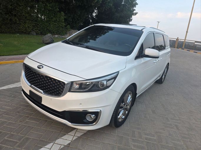 مستعملة Kia Carnival ثالثاً, 3.3 l, 2016 في في الشارقة من Al Mina Used Cars، اللون أبيض. مواصفات الخليج | AUTO.AE