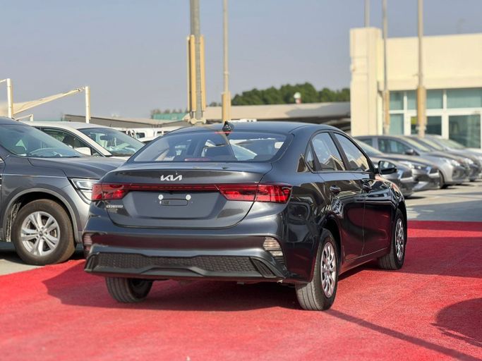 Новый Kia Cerato IV Рестайлинг, 1.6 л, 2023 в Шардже от Al Aram Cars Серый цвет. GCC | AUTO.AE