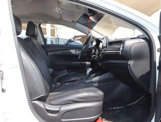 Подержанный Kia Cerato IV, 1.6 л, 2020 в Шардже от Al Sayed Khamis Used Cars Белый цвет. GCC | AUTO.AE