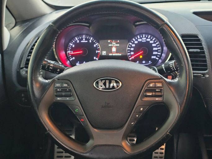 Подержанный Kia Cerato III Рестайлинг (Classic), 1.6 л, 2017 в Шардже от Al Helal Al Abyadh Used Cars Серебристый цвет. GCC | AUTO.AE