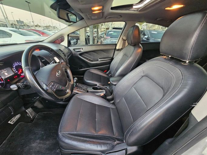 Подержанный Kia Cerato III Рестайлинг (Classic), 1.6 л, 2017 в Шардже от Al Helal Al Abyadh Used Cars Серебристый цвет. GCC | AUTO.AE