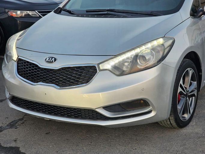 Подержанный Kia Cerato III Рестайлинг (Classic), 1.6 л, 2017 в Шардже от Al Helal Al Abyadh Used Cars Серебристый цвет. GCC | AUTO.AE
