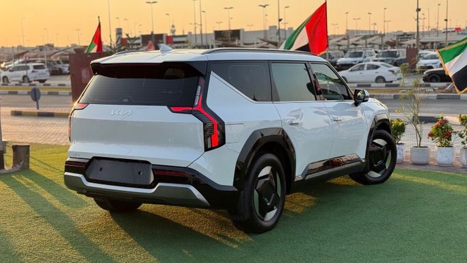 Подержанный Kia EV9, 2024 в Шардже от Badar Used Cars Белый цвет.  | AUTO.AE