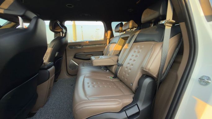 Подержанный Kia EV9, 2024 в Шардже от Badar Used Cars Белый цвет.  | AUTO.AE