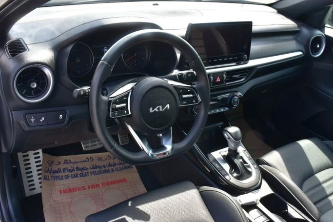 Подержанный Kia Forte III Рестайлинг, 1.6 л, 2024 в Шардже от Alfaris Used Cars Белый цвет. Other | AUTO.AE